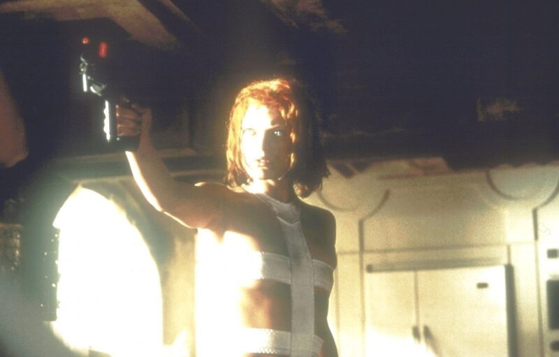 Um den monströsen Anti-Materie-Kometen aufhalten zu können, muss Leeloo (Milla Jovovich) vier Steine, die Symbole der vier antiken Elemente Feuer, Erde, Wasser und Luft, in ihren Besitz bringen. Doch sie hat einen mächtigen Gegner … – Bild: ATV Um den monströsen Anti-Materie-Kometen aufhalten zu können, muss Leeloo (Milla Jovovich) vier Steine, die Symbole der vier antiken Elemente Feuer, Erde, Wasser und Luft, in ihren Besitz bringen. Doch sie hat einen mächtigen Gegner … – Bild: ATV