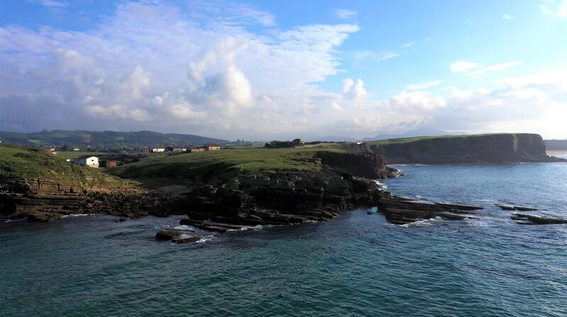 NDR Fernsehen LÃ“NDER – MENSCHEN – ABENTEUER, „Spaniens grÃ¼ner Norden – Mit dem Zug entlang der Costa Verde“, am Donnerstag (13.01.22) um 20:15 Uhr. „Costa Verde“ â€“ die grÃ¼ne KÃ¼ste Nordspaniens. Â© NDR/​elb motion pictures GmbH/​Felix Korfmann, honorarfrei – Verwendung gemÃ¤ÃŸ der AGB im engen inhaltlichen, redaktionellen Zusammenhang mit genannter NDR-Sendung bei Nennung „Bild: NDR/​elb motion pictures GmbH/​Felix Korfmann“ (S2). NDR Presse und Information/​Fotoredaktion, Tel: 040/​4156⁠–⁠2306 oder -2305, pressefoto@ndr.de – Bild: NDR/​elb motion pictures GmbH/​Felix Korfmann