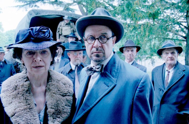 Thomas Kramer und seine Frau (v. l. n. r. Elizabeth Bell, David Horovitch). – Bild: WDR/​Acorn Media Group, Inc.