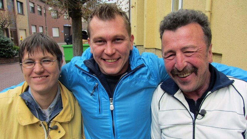 Steffi ist die selbsternannte „Trödelqueen“ aus Jülich. Die 31-Jährige liebt Flohmärkte über alles. Ständig ist sie zusammen mit ihrem Verlobten Winfried (58, re.) auf der Suche nach neuer Ware. Doch trotz aller Leidenschaft fürs Trödeln will das Geschäft nicht so richtig laufen. Sie holen Trödelprofi Otto Schulte, der ihnen seine Verkaufstipps und -tricks verraten soll. – Bild: RTL II