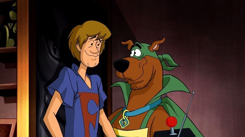 Shaggy und Scooby-Doo (re.) wollen dem Schurken aus der aktuellen Serie um den Blauen Falken das Handwerk legen. – Bild: SUPER RTL
