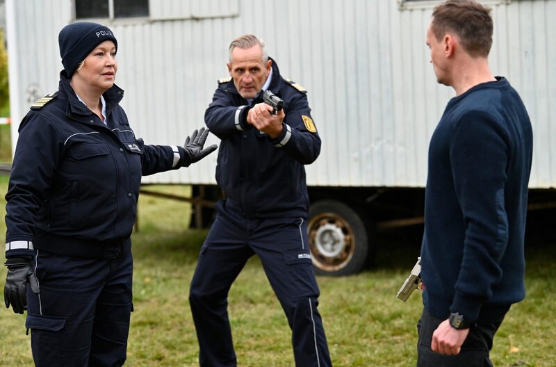 Nele Fehrenbach (Floriane Daniel, li.) und und Paul Schott (Tim Wilde, mi.) versuchen den Bankräuber Martin Draheim (Adam Venhaus, re.) zu stellen.; SWR WAPO BODENSEE FOLGE 49, „Auf der Flucht“, am Donnerstag (10.10.24) um 22:00 Uhr im SWR. – Bild: SWR/​ARD/​Laurent Trümper