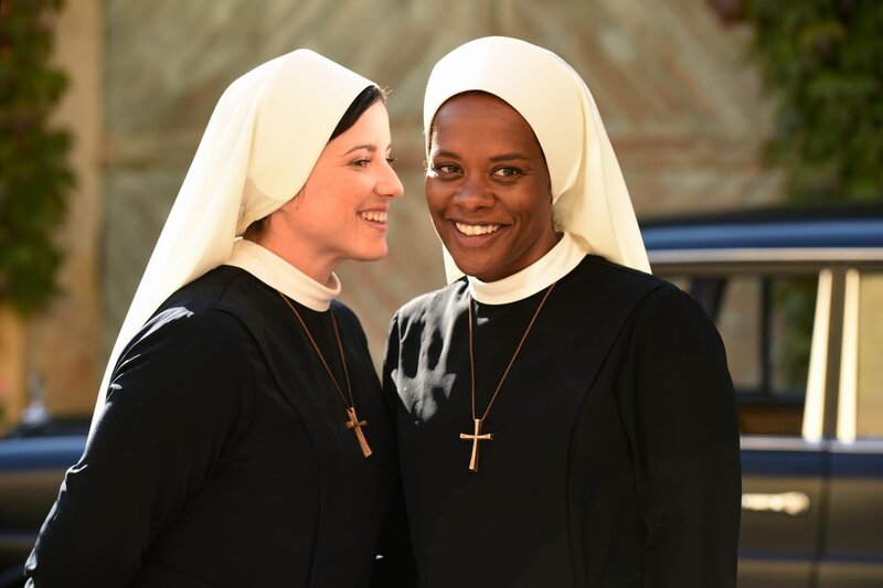 Schwester Claudia (Mareike Lindenmeyer, l.) und Schwester Lela (Denise M’Baye, r.) schöpfen neuen Mut. – Bild: ARD/​Barbara Bauriedl /​ ARD-Programmdirektion