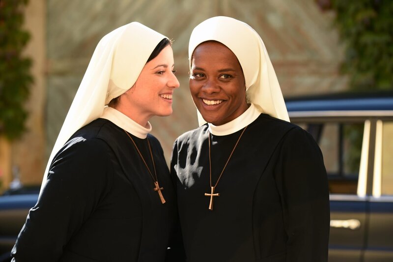 Schwester Claudia (Mareike Lindenmeyer, l.) und Schwester Lela (Denise M’Baye, r.) schöpfen neuen Mut. – Bild: ARD/​Barbara Bauriedl /​ ARD-Programmdirektion