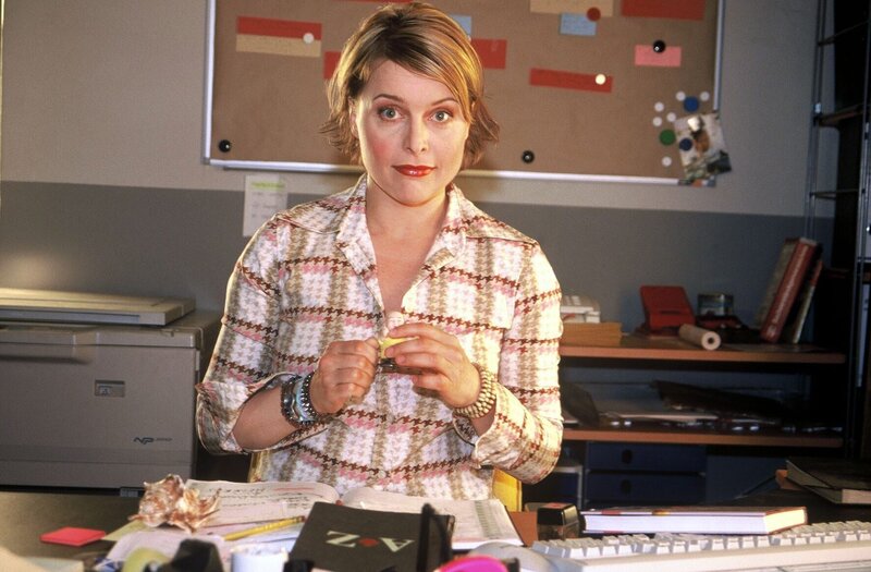 Biene (Isabel Tuengerthal) kann sich nur noch wundern. Auf einmal sind Sandra und Felix auch noch verheiratet … – Bild: ProSiebenSat.1 Media SE