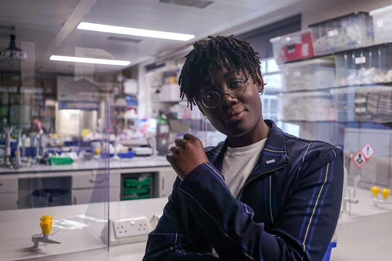 Dr. Ronx Ikharia mit Nahrungsergänzungspräparaten; Die Dokumentation wird von Dr. Ronx Ikharia präsentiert. – Bild: BBC/​BR/​Tom Hewitson