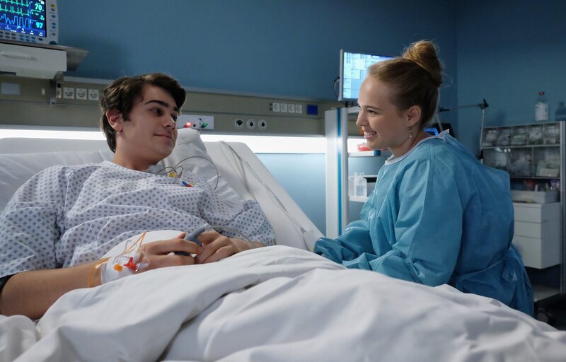 Nils Winter (Paul Stiehler) hatte einen Herzinfarkt und ihm mussten in einer OP Stents gesetzt werden. Lisa (Ella Zirzow) erzählt ihm, dass es wirklich knapp war und er Glück hatte. Doch Nils glaubt nicht an Zufälle, Glück oder Pech, sondern an Naturgesetze. Die beiden kennen sich erst ein paar Tage und haben sich ineinander verliebt. Nils wartet auf ein Spenderherz, doch das schreckt Lisa nicht ab. – Bild: MDR/​Sebastian Kiss