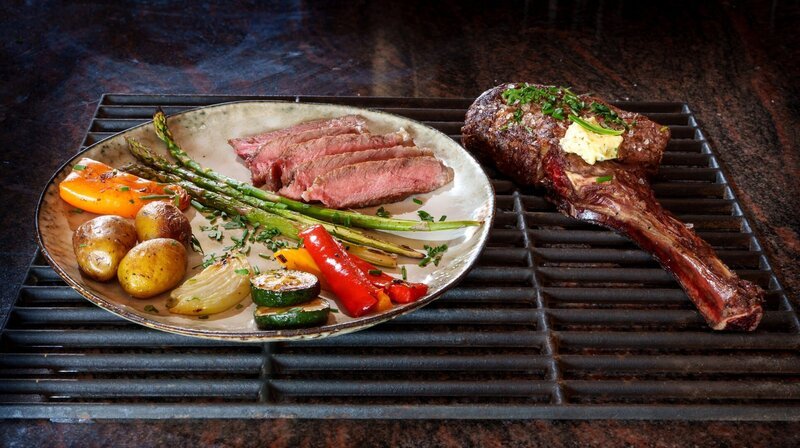 Hennings Hauptspeise: Vier Monate gereiftes Tomahawk-Steak vom deutschen Angusrind mit Drillingen und gegrilltem Gemüse. – Bild: NDR/​Doclights/​Marc Vorwerk