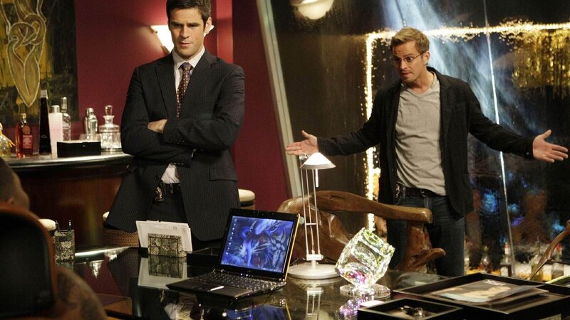 Ein Mann wurde erschossen. Die Waffe, mit der das Opfer getötet wurde, führt Detective Don Flack (Eddie Cahill, l.) und Detective Danny Messer (Carmine Giovinazzo) zu einem Nachtclubbesitzer. – Bild: TVNOW /​ CBS