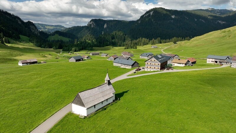  Die Vorsäß-Siedlung Schönenbach im Bregenzerwald. – Bild: ORF/​Hans Jöchler