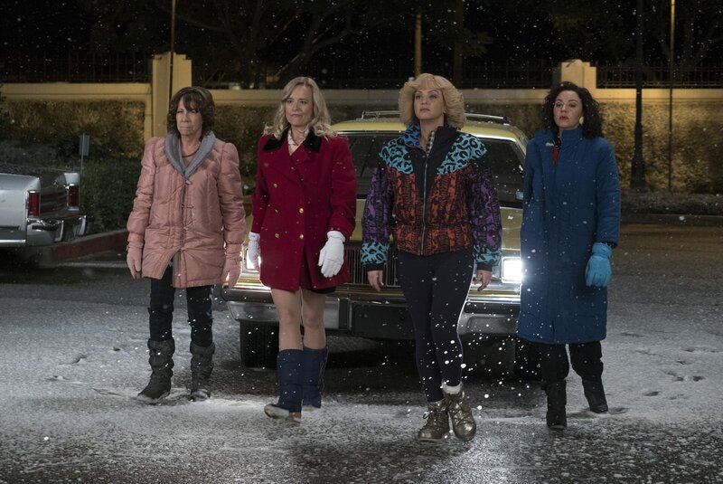(v.l.n.r) Linda Schwartz (Mindy Sterling); Virginia Kremp (Jennifer Irwin); Beverly Goldberg (Wendi McLendon-Covey); Essie Karp (Stephanie Courtney) – Bild: Sony Pictures Television Inc. /​ Byron Cohen