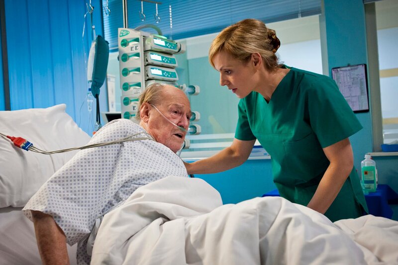 Dr. Lea Peters (Anja Nejarri) weiß nun, dass sich Fritz Wusthoff (Herbert Köfer) und seine geliebte Frau Christel gemeinsam vergiften wollten. Sie sagt ihm, dass sie bei einem Suizidversuch einen Psychologen hinzuziehen muss. Doch Fritz hat Angst, dass er und seine Frau in die Psychiatrie geschickt werden und zwar getrennt voneinander. Er will keinen Psychologen, er will zu seiner Frau. – Bild: MDR/​Saxonia/​Cramer