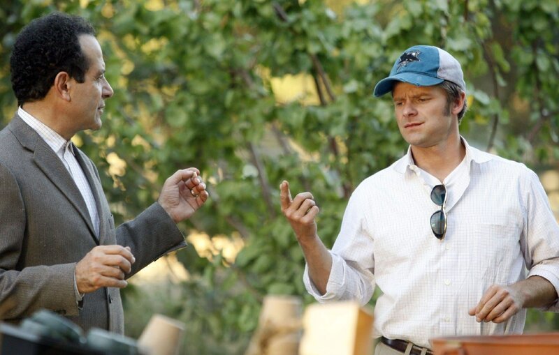 Jack Monk Jr. (Steve Zahn, re.) behauptet, Monks (Tony Shalhoub) Halbbruder zu sein und belegt dies mit vertraulichem Detailwissen über ihren gemeinsamen Vater. – Bild: RTLplus /​ Universal