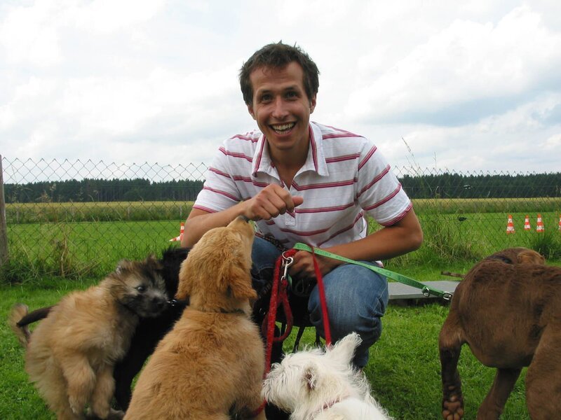 Willi Weitzel in der Hundeschule „Hotdogs“. Dort lässt er sich erklären, warum Spielen für Welpen so wichtig ist. – Bild: BR/​megaherz gmbh