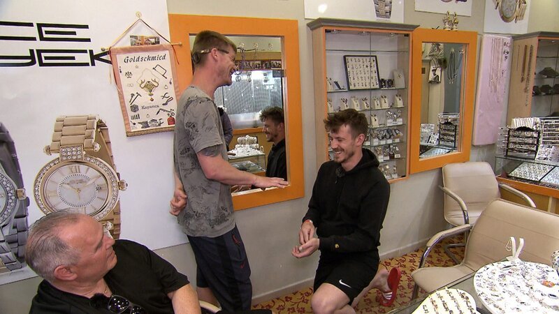 Tim übt schon einmal mit Peter den Heiratsantrag – Bild: RTLZWEI