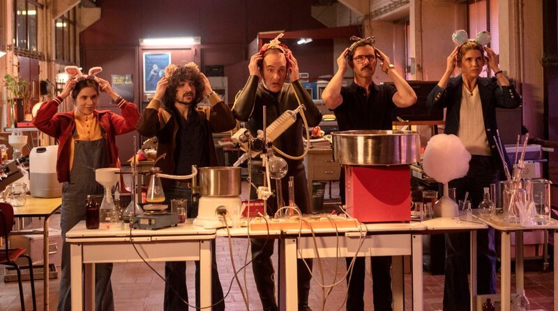 v.l.n.r. Véra Clouseau (Daphné Patakia), Rémy Bidaut (Quentin Dolmaire), Marcel Benes (Michel Vuillermoz), Didier Mathure (Melvil Poupaud) und Claire Carmignac (Alice Taglioni) – Bild: WDR/​Nicolas Velter/​Montebello Productions/​Studiocanal GmbH