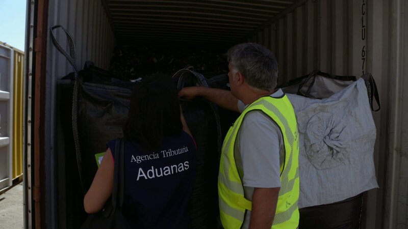 The customs officer inspects the contents of the container. – Bild: Warner Bros. Discovery