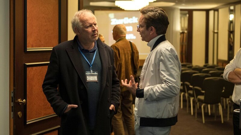Borowski (Axel Milberg, links), getarnt als Journalist, horcht Hank Massmann (Arnd Klawitter) aus. – Bild: NDR/​Christine Schroeder
