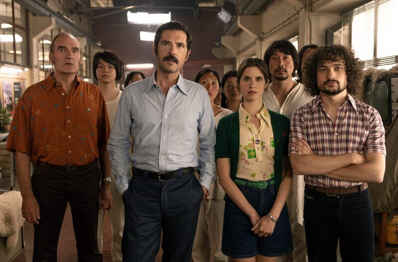 L – R: Michel Vuillermoz als Marcel Benes, Melvil Poupaud als Didier Mathure, Daphné Patakia als Véra Clouseau, Quentin Dolmaire als Rémy Bidaut – Bild: WDR/​Nicolas Velter/​Montebello Productions/​Studiocanal GmbH