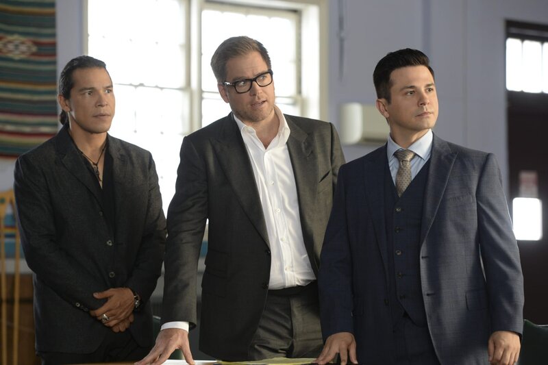(v.l.n.r.) Mack Begay (Nathaniel Arcand); Dr. Jason Bull (Michael Weatherly); Benny Colón (Freddy Rodríguez) – Bild: 2017 CBS Broadcasting, Inc. All Rights Reserved Lizenzbild frei