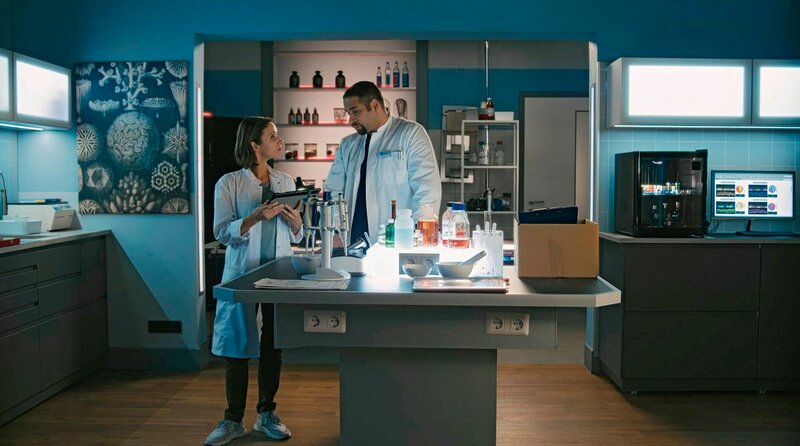 Dr. Alica Lipp (Kassandra Wedel, l.) und Dr. Matteo Moreau (Mike Adler, r.) werten gemeinsam Untersuchungsergebnisse aus. – Bild: ARD/​Saxonia Media