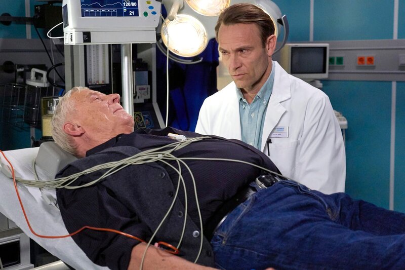 Die Cafeteria hatte einen Wassersschaden und das darunter liegende Labor hat großen Schaden genommen. Auf den ersten Blick alles halb so schlimm – Otto (Rolf Becker, li.) hat die Cafeteria versichert. Doch als Otto diese kontaktiert, muss er erfahren, dass eine Versicherungslücke besteht und die Versicherung den Schaden von etwa 80.000 € nicht übernehmen wird. Kurz darauf bricht Otto zusammen. Sein Sohn Dr. Martin Stein (Bernhard Bettermann, re.) kann Entwarnung geben. Es war nur eine kleine Kreislaufschwäche. Und für die Begleichung des Schadens machen sie sich nun zusammen Gedanken. – Bild: MDR/​Saxonia Media Filmproduktion/​Wernicke