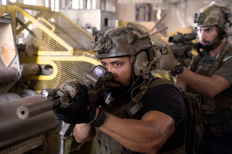 L-R: Ray Perry (Neil Brown Jr.) und Omar Hamza (Raffi Barsoumian) – Bild: Monty Brinton /​ Paramount+