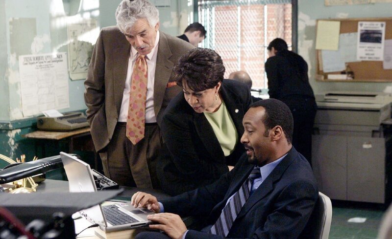 Eine erfolgreiche Fernsehproduzentin wird nach einer Spendengala ermordet. Wer ist der Täter? Die Ermittler begeben sich auf Spurensuche. – Bild: RTL