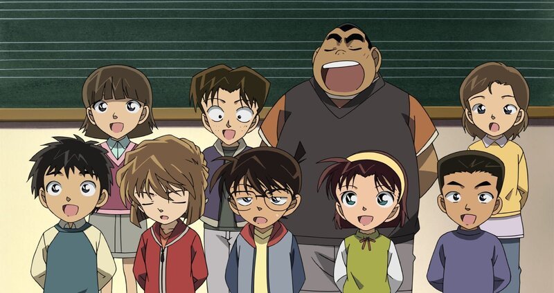 Als Conan (vorne M.), Ran und die anderen zu den Proben für das Eröffnungskonzert einer neuen Konzerthalle eingeladen werden, ahnt niemand, dass sie dort ein neuer Fall erwartet … – Bild: GOSHO AOYAMA/​DETECTIVE CONAN COMMITTEE