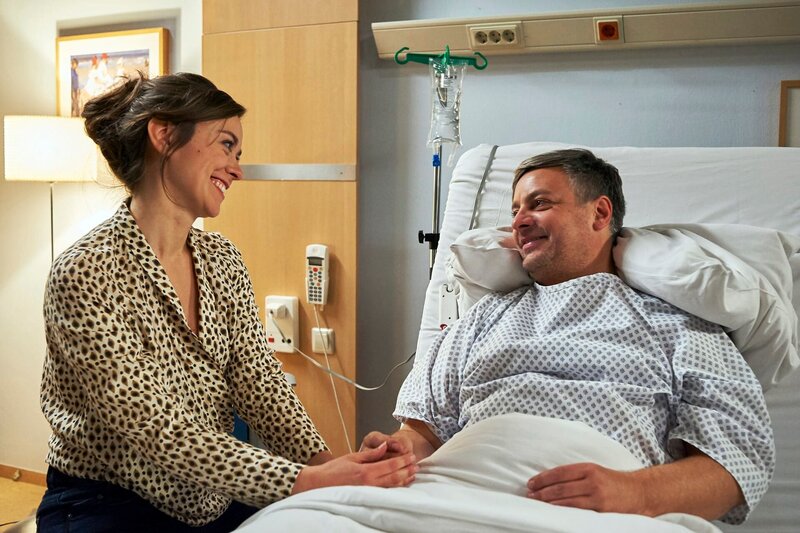 Joachim Bindel (Rüdiger Klink) wollte eigentlich seine Sterilisation rückgängig machen lassen, die er vor seiner neuen Freundin Tina Sievers (Victoria Sordo) geheim gehalten hat. Doch Dr. Kaminski hat in der Voruntersuchung einen Tumor bei Joachim entdeckt. Auch nun sagt Joachim nur die halbe Wahrheit, nämlich, dass er dachte, den Krebs allein zu besiegen und dann sei alles wieder gut. Tina betont noch einmal, wie wichtig ihr Vertrauen ist. Er müsse das nicht allein schaffen, sie sei an seiner Seite. – Bild: MDR/​Bernd Cramer
