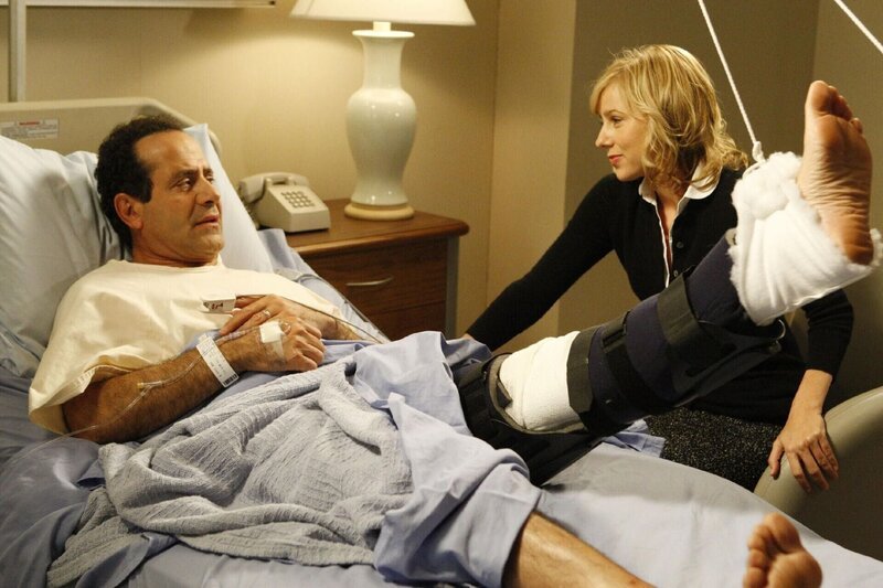 Monk (Tony Shalhoub) hat sich Nathalie (Traylor Howard) zu Liebe herabgelassen, einen Fahrraddiebstahl aufzuklären und wurde bei seinen Ermittlungen prompt angeschossen. +++ – Bild: RTL /​ Universal /​ Mr. Monk auf Rädern