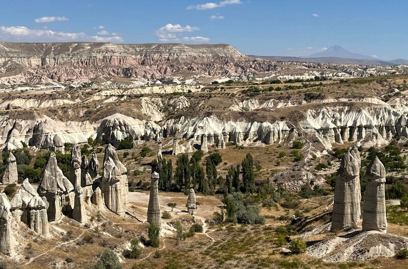 Skurrile Tuffsteinformationen im „Love Valley“, benannt nach der phallusartigen Form der Felsen. – Bild: NDR/​Till Lehmann