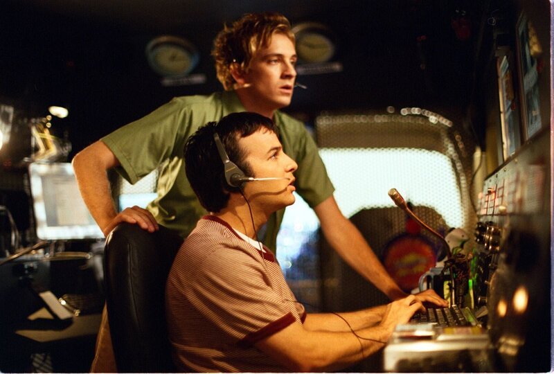 Andrew (Tom Lenk, hinten) und Jonathan (Danny Strong, vorne) befinden sich auf dem Beobachtungsposten in ihrem Überwachungswagen und sind plötzlich ziemlich verwirrt … – Bild: 2001⁠–⁠2002 Twentieth Century Fox Film Corporation. All rights reserved. Lizenzbild frei