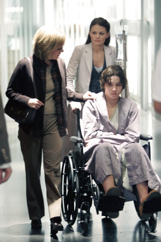 Der Highschool-Schüler Matt Davis (John Patrick Amedori, r.) bricht während einer Prüfung zusammen. Seine Mutter Margo (Roxanne Hart, l.) macht sich große Sorgen und hofft, dass Dr. Allison Cameron (Jennifer Morrison, hinten r.) ihm weiterhelfen kann. – Bild: FOX BROADCASTING COMPANY