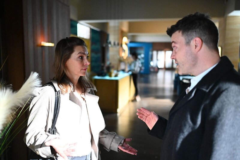 Ben (Jörg Rohde) lässt sich zu einem ungeschickten Statement hinreißen, als ihm die Reporterin Kelly Weiss (Anna Katharina Schwabroh) auflauert. – Bild: RTL /​ Julia Feldhagen /​ Unerwartete Bedingung