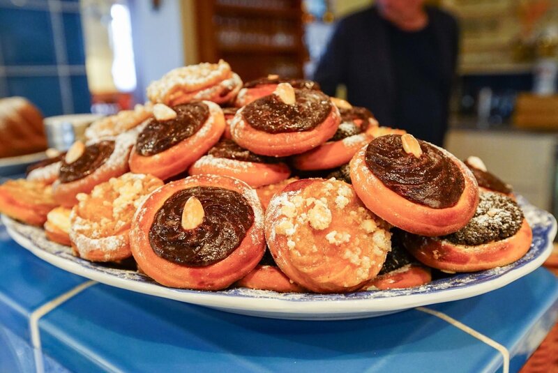 Kolatschen, ein köstliches handgemachtes Gebäck mit Pflaumenmarmelade, Mohnfüllung oder süßem Käse, sind in der ganzen Tschechischen Republik ein beliebter Leckerbissen. – Bild: ORF/​Warner/​The Travel Channel