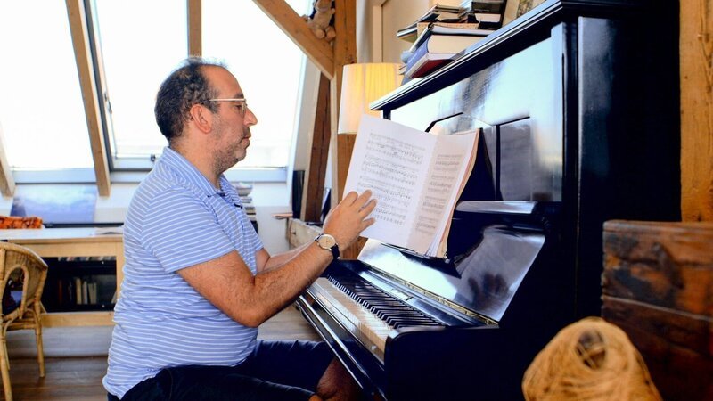 Barrie Kosky am Klavier. – Bild: ORF/interscience film GmbH/Florian Mag Barrie Kosky am Klavier. – Bild: ORF/interscience film GmbH/Florian Mag