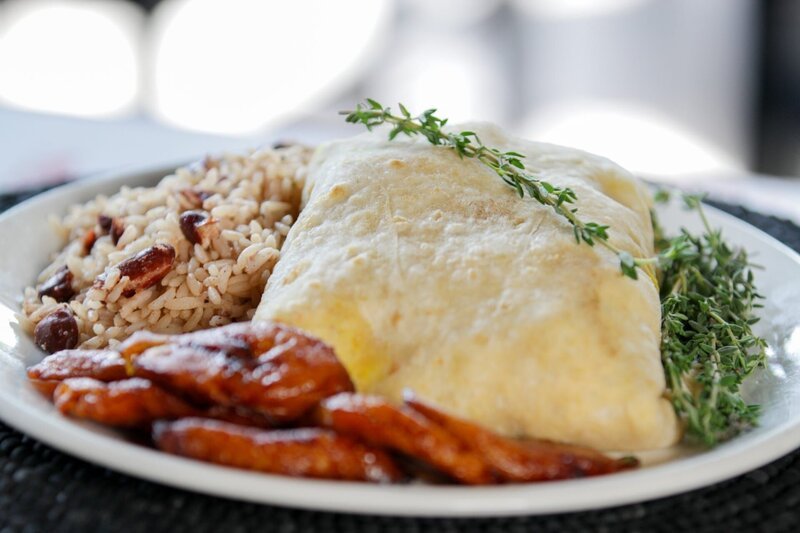 Die Spezialität im „The Real Jerk“ in Toronto ist „Jamaican Roti“, ein riesiger Wrap, gefüllt mit einem Curry-Hähnchen-Kartoffel-Eintopf. – Bild: ORF/​Warner/​The Travel Channel