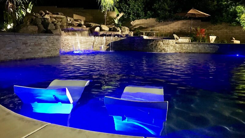 At night the Tiemann pool takes on another life with ample lighting accents, like that on the Baja shelf, or out by the water feature. – Bild: Warner Bros. Discovery