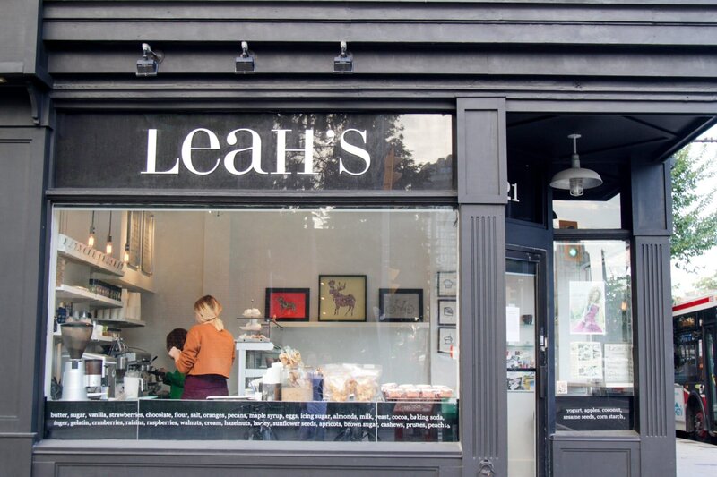 Das „Leah’s“ in Toronto ist berühmt für sein traditionelles, selbstgebackenes Gebäck, darunter die legendären kanadischen Buttertörtchen. – Bild: ORF/​Warner/​The Travel Channel