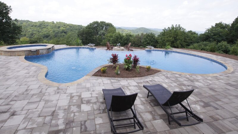 This Franklin, TN backyard has completely transformed and now has beautiful landscaping and a seating area as seen on Pool Kings. AFTER 1 (exterior, after) – Bild: Scripps /​ Focus –