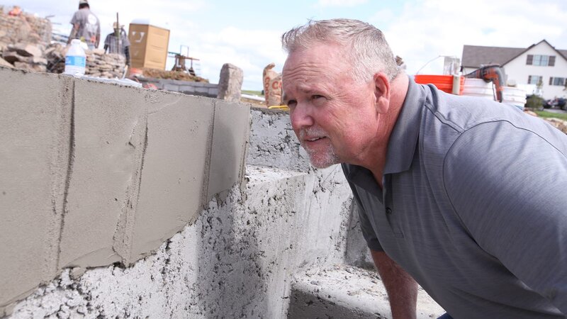 Kyle Peek owner of Peek Pools and Spas check that the edge of the spa is level as seen on Pool Kings. (action) – Bild: Warner Bros. Discovery