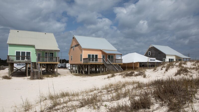 As seen on HGTV’s Battle on the Beach, teams will compete to renovate the interior and exterior of these three outdated and rundown beach houses in Gulf Shores, Alabama. (Before) – Bild: Jessica McGowan/​Getty Images /​ HGTV /​ Discover EUDV101_210314_Befores0