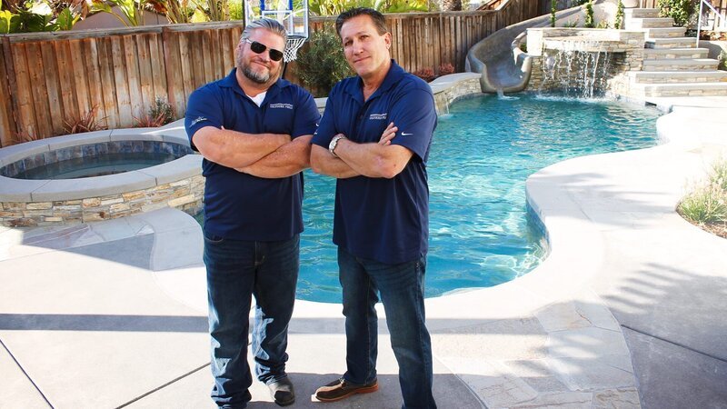Pool Kings Jim (left) and Mike (right) stand confidently with smiles on their faces knowing that they have accomplished the Peacox dream pool. – Bild: Warner Bros. Discovery
