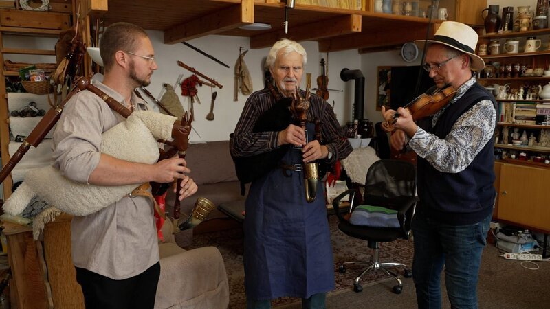 Gotthard Wagner musiziert mit Dudelsack-Bauer Miroslav Stecher und seinem Enkel Kryštov Mak in Budweis (České Budějovice). – Bild: ORF/​Landesstudio Oberösterreich/​FISCHERFILM