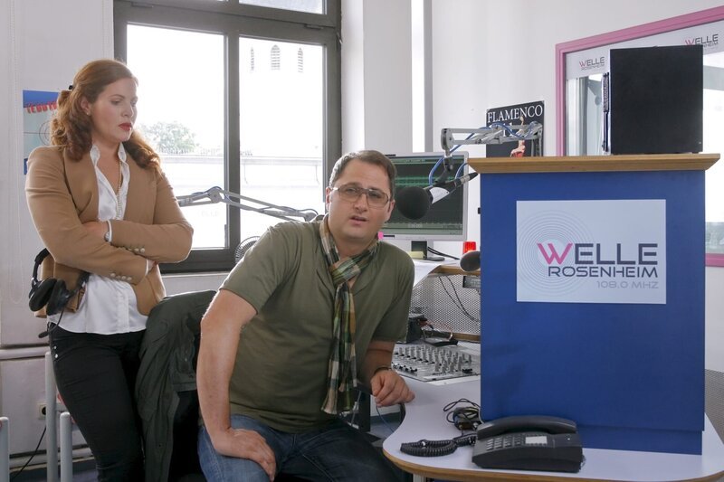 Eine brisante Radiosendung kündigt Stefan Ross (Alexander Onken, r.) zum Missfallen seiner Chefin Petra Wiesner (Marie Munz, l.) für den nächsten Tag an. Kurz darauf ist der Starmoderator tot. – Bild: ORF/​ZDF/​Christian A. Rieger