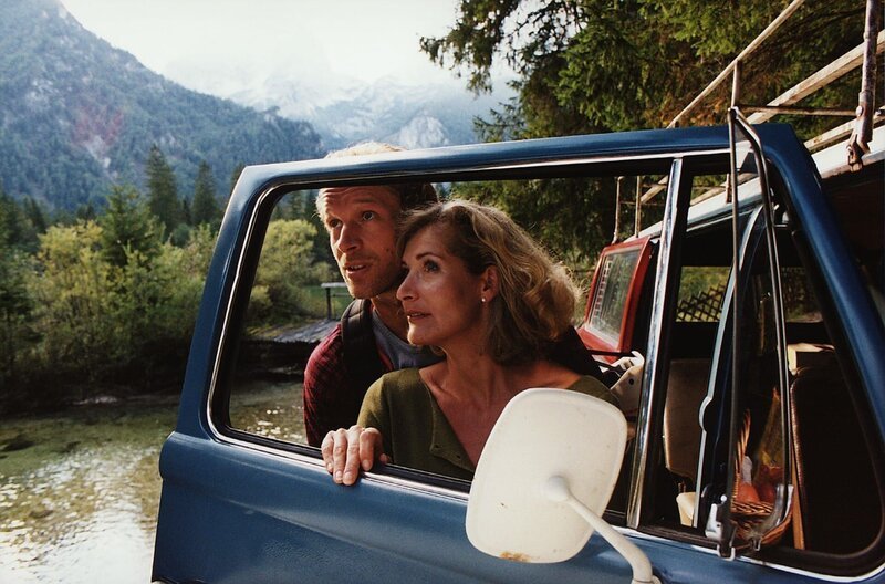 Lisa (Christine Mayn) und Georg (Jochen Horst) sind an dem Ort ihrer gemeinsamen Jugenderinnerungen. Ungläubig und erstaunt schweift ihr Blick in die Ferne, hatten sie doch fast schon vergessen, wie schön es hier ist. – Bild: ZDF/ORF/Christian Schneider Lisa (Christine Mayn) und Georg (Jochen Horst) sind an dem Ort ihrer gemeinsamen Jugenderinnerungen. Ungläubig und erstaunt schweift ihr Blick in die Ferne, hatten sie doch fast schon vergessen, wie schön es hier ist. – Bild: ZDF/ORF/Christian Schneider