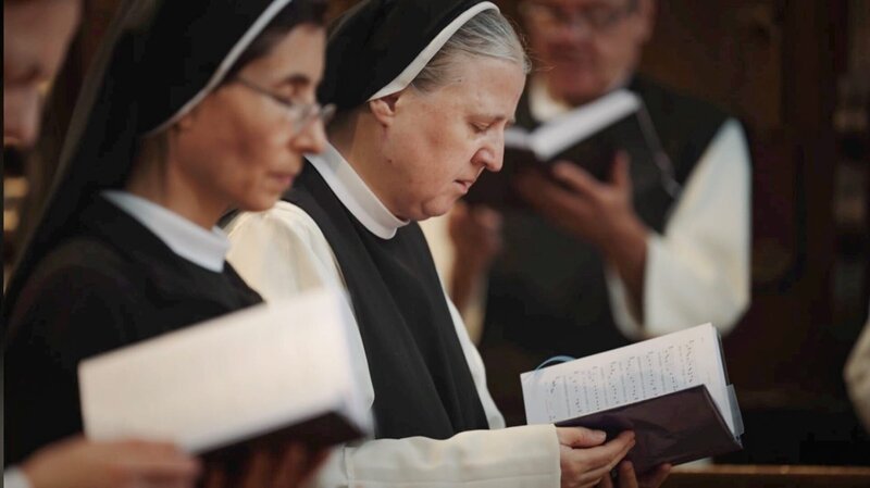 Klosterschwestern beim Gesang. – Bild: ORF/​Metafilm/​Tellux-Film