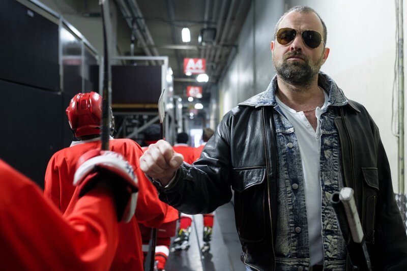 Harri (Juergen Maurer) und seine Lieblingsmannschaft – die U12-Eishockeymannschaft des KAC ist sein Ein und Alles. – Bild: Petro Domenigg /​ ORF /​ Graf Film