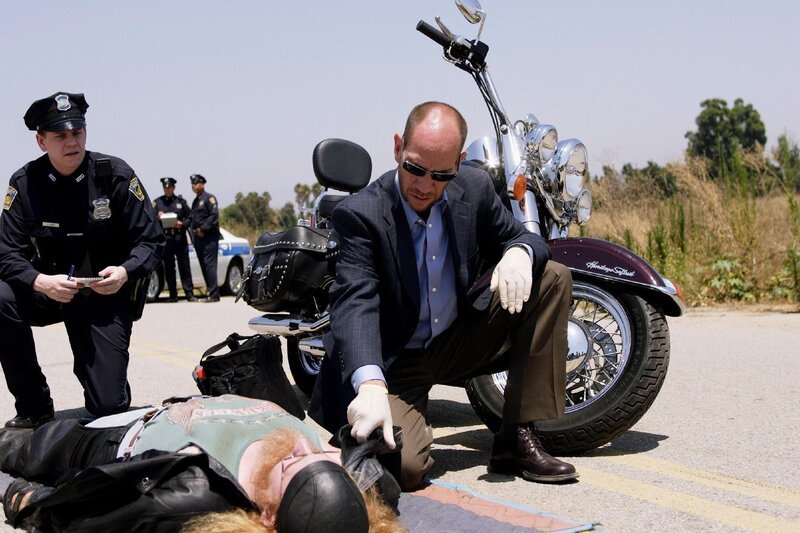 Warum hat ein verunglückter Motorradfahrer (Darsteller nicht bekannt) vor sechs Jahren eine andere Identität angenommen? Dr. Garret Macy (Miguel Ferrer) ermittelt. – Bild: RTL